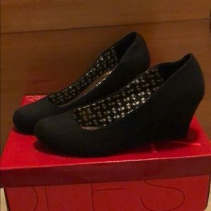 DexFlex Comfort Black Suede Wedges